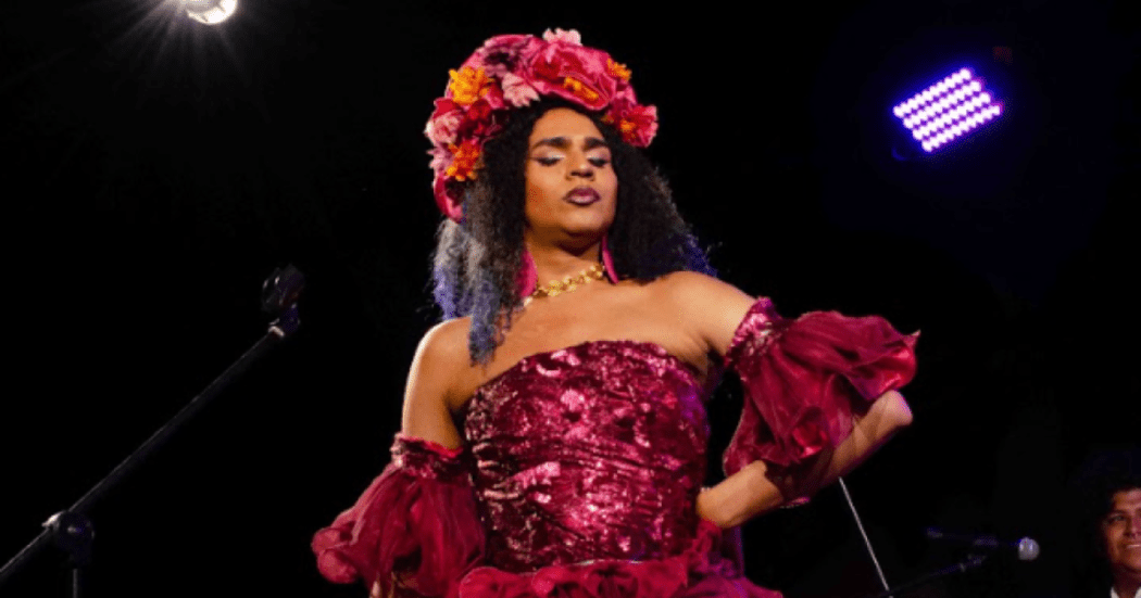 Imagen de una mujer con traje de fiesta caribeña color morado.