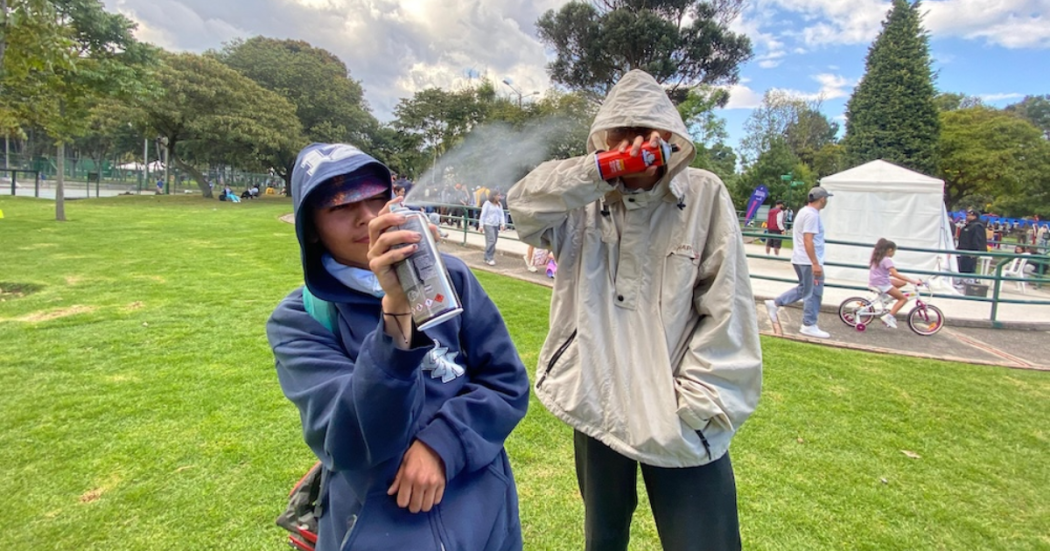 Imagen de dos jóvenes con sprites de pintura