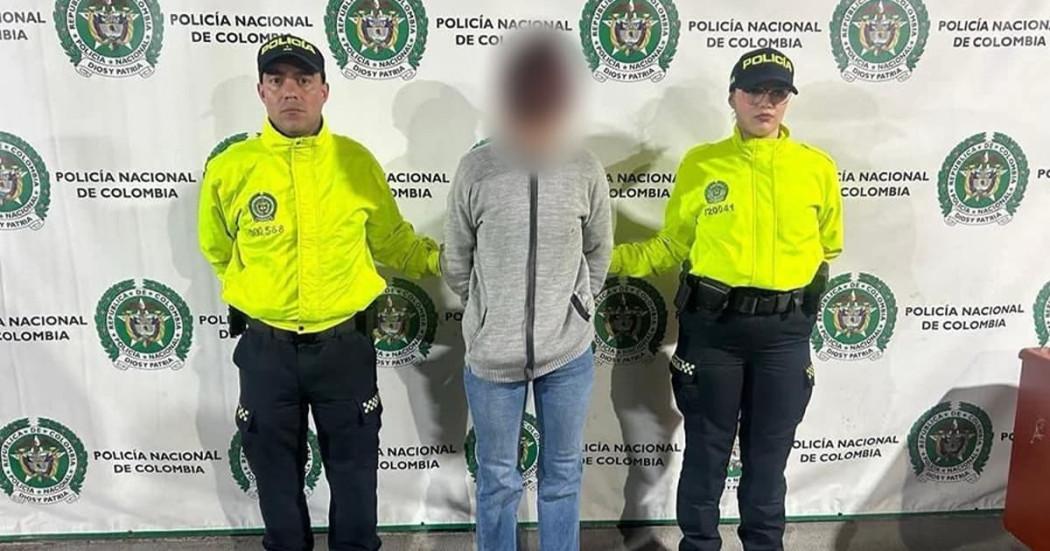 En la foto la detenida y dos policías