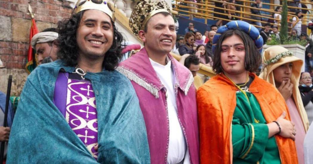 Imagen de 3 personas disfrazadas de los reyes magos durante la Fiesta de Reyes Magos y Epifanía del barrio Egipto
