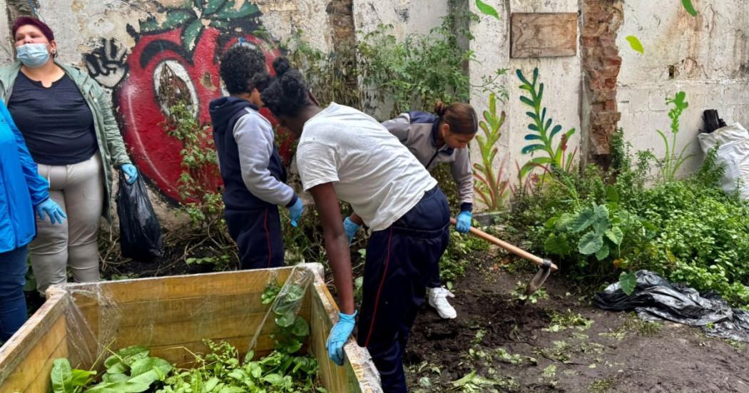 Imagen de varios estudiantes trabajando en la huerta