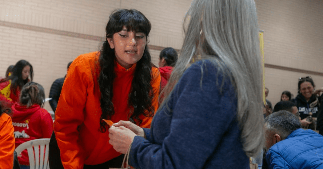 Imagen de dos mujeres hablando