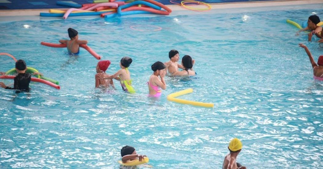 Imagen de Piscina pública con niños nadando