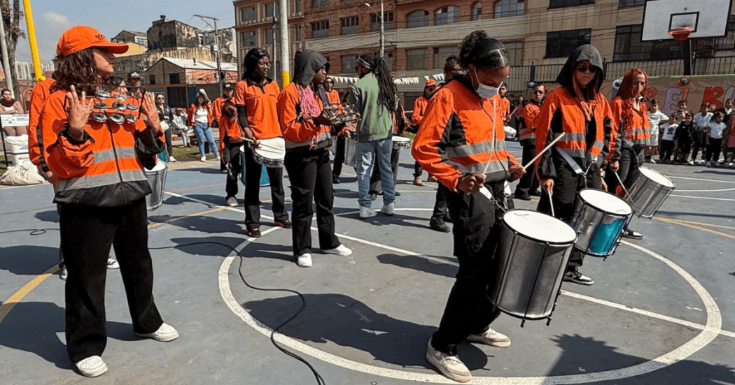 Imagen de jóvenes tocando diferentes instrumentos musicales