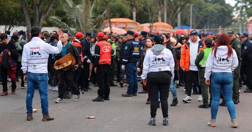 Foto de gestores de diálogo acompañando las manifestaciones