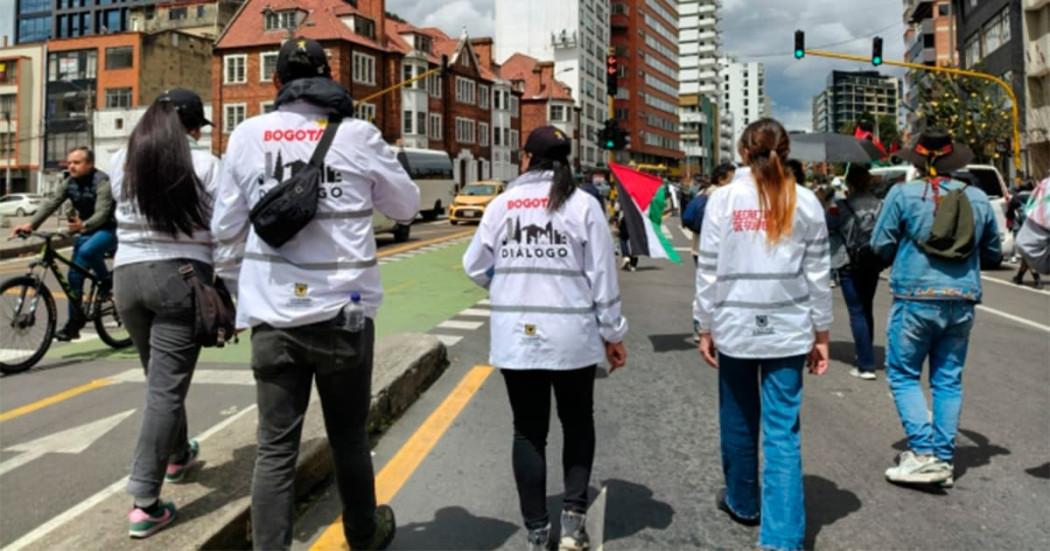 En la foto gestores de diálogo de la Secretaría de Gobierno prestando acompañamiento en las marchas