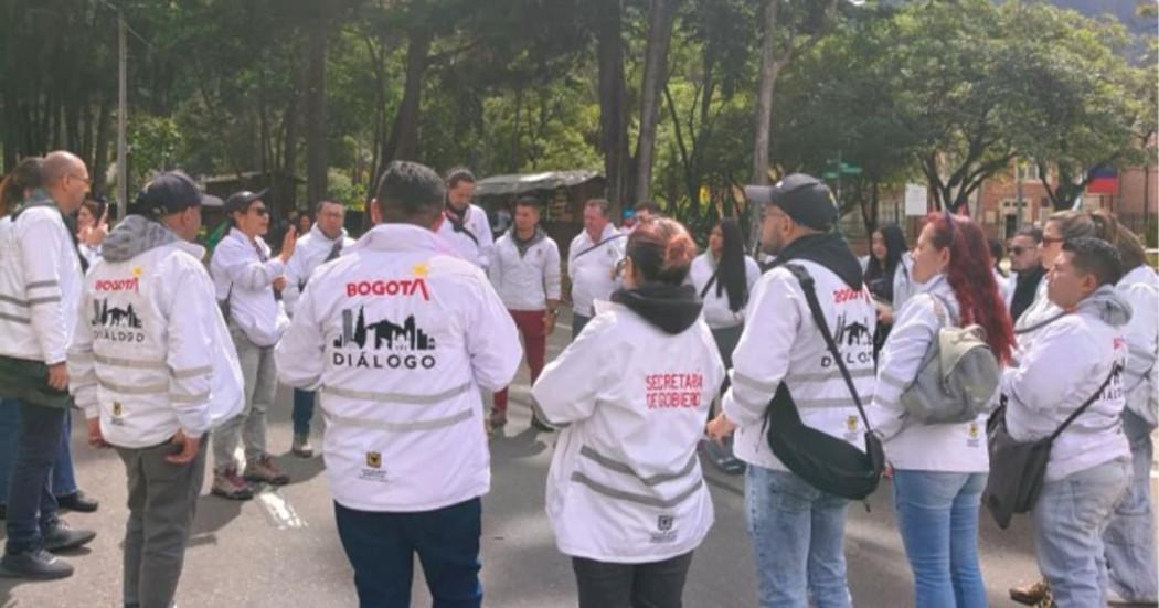 En la foto están varios gestores de diálogo de la Secretaría de Gobierno apoyando una marcha