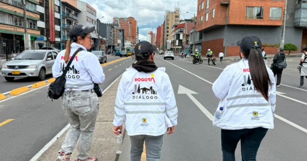 En la foto tres gestores de diálogo social de la Secretaría de Gobierno apoyando una marcha