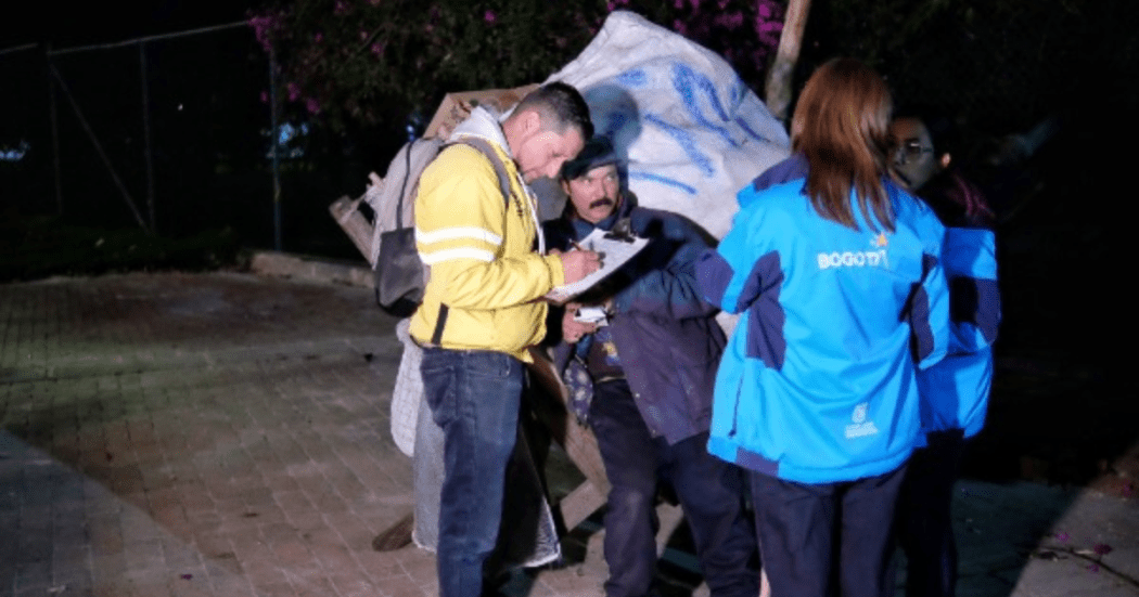 Imagen de funcionarios del Distrito atendiendo a un habitante de calle en la noche