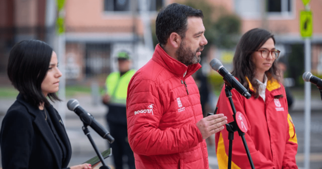 Imagen del alcalde Galán junto a las secretarias de movilidad y hacienda