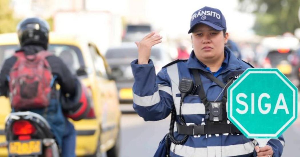 Foto de una mujer agente de tránsito regulando el tráfico