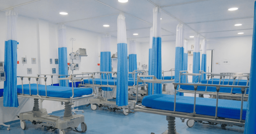 Foto de unas camillas en un hospital de Bogotá