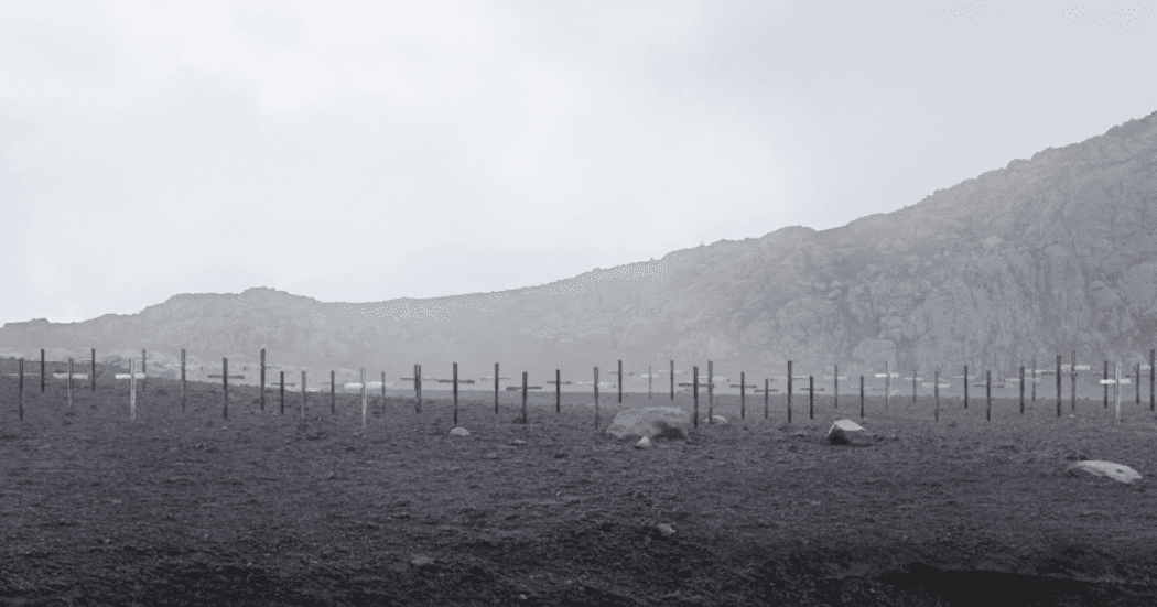 Imagen panorámica de lo que quedó de la ciudad de Armero, solo se ve tierra y cruces en el suelo.