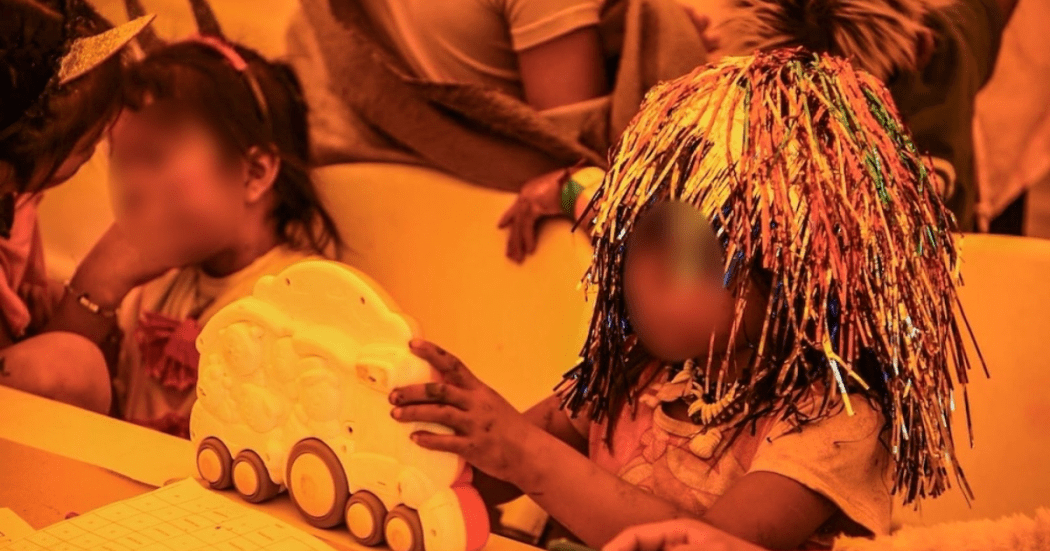 Imagen de dos niños embera jugando 