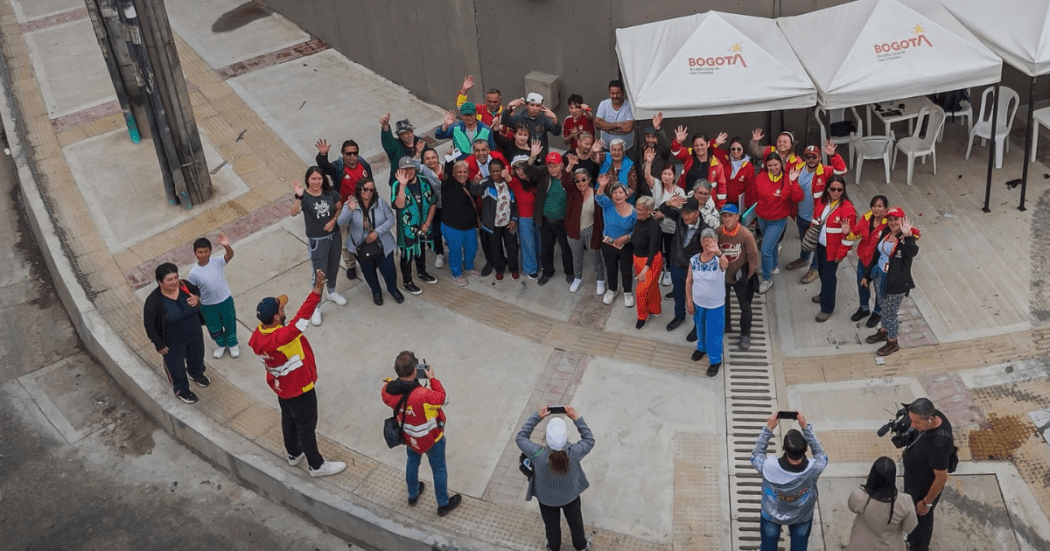 Foto de un grupo de ciudadanos y funcionarios en la entrega de una obra. 