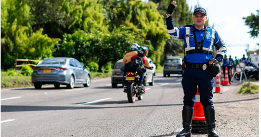 Agente regulando el tránsito en una vía principal de Bogotá