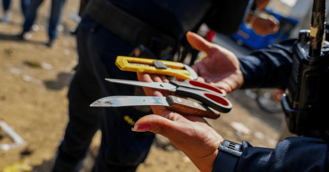 Imagen de dos manos sosteniendo armas cortopunzantes