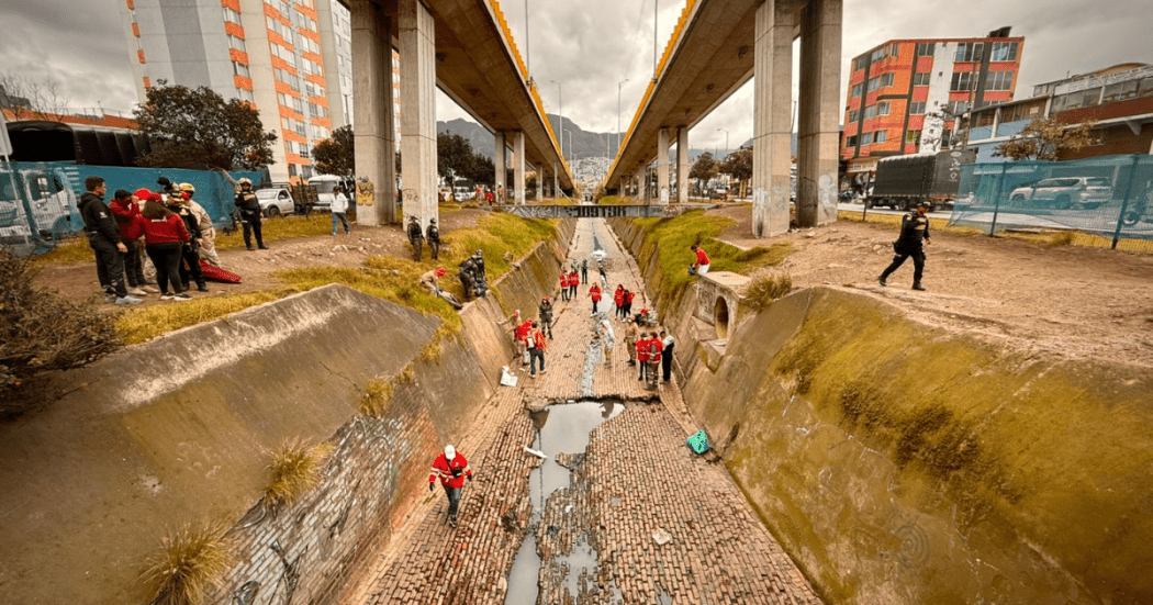 Foto de unos funcionarios del Distrito en una jornada de limpieza 