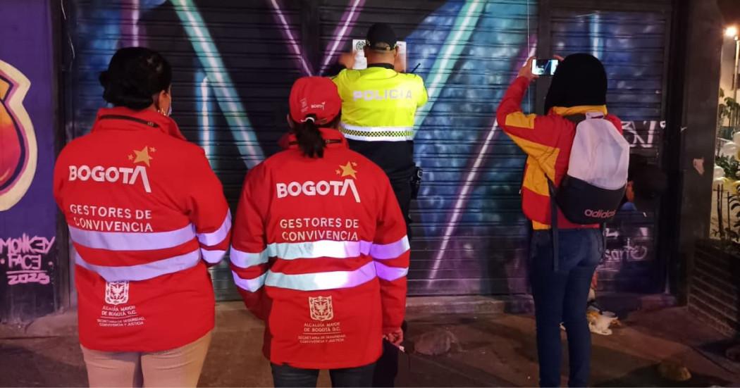 En la foto dos gestores de convivencia y la Policía sellando un establecimiento comercial