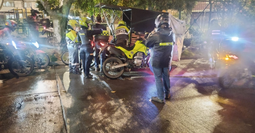 foto de un policía en un operativo en Bogotá