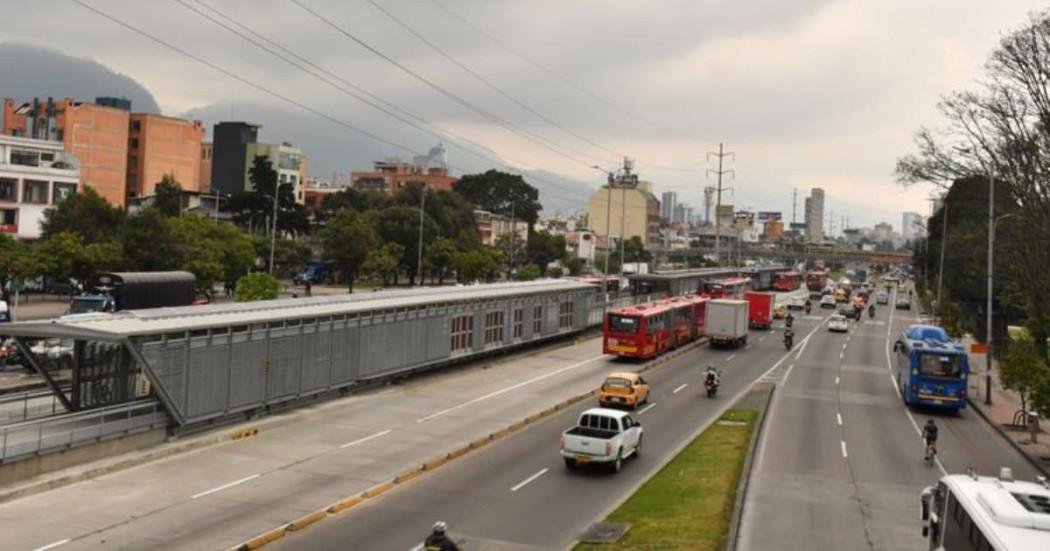 Foto de vehículos en una vía de Bogotá