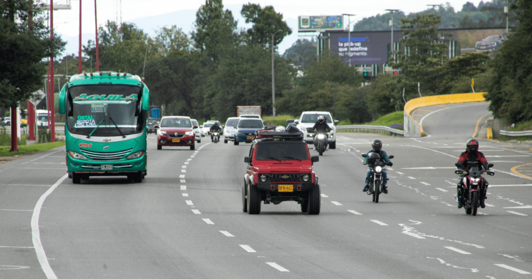 Foto que muestra vehículos andando por las calles