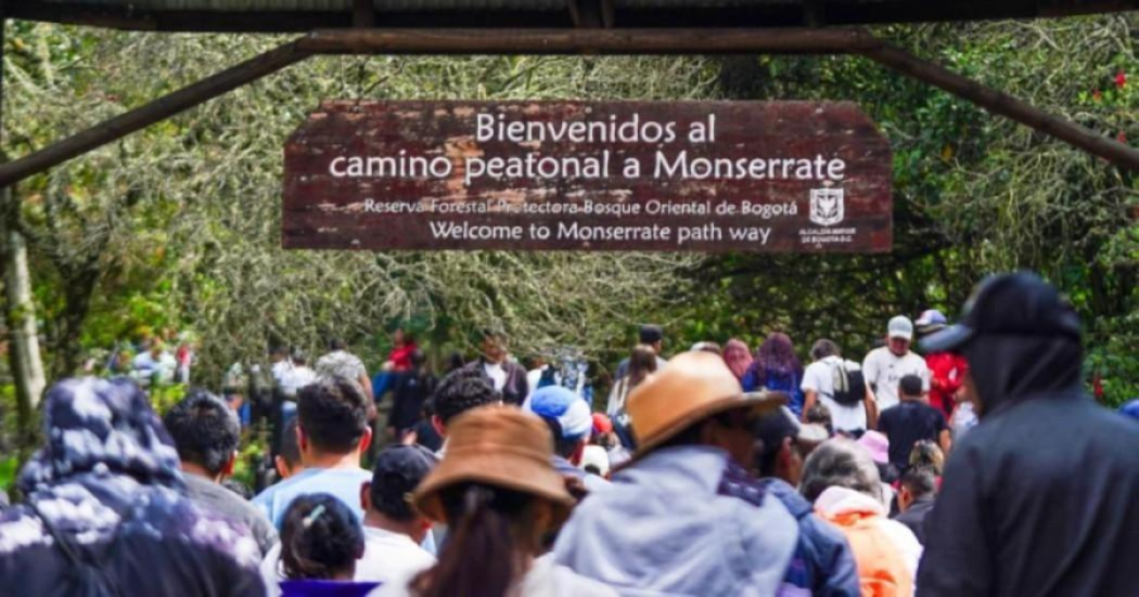 Imagen de personas subiendo el sendero de monserrate