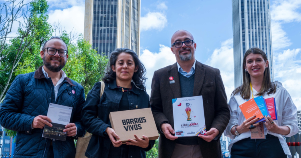 Imagen de el Santiago Trujillo, secretario de Cultura de Bogotá junto a otros personajes que hacen parte de la colección