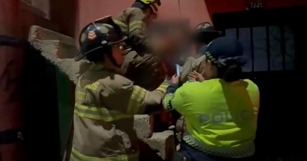 En la foto están rescatando tres bomberos y una policía al niño 