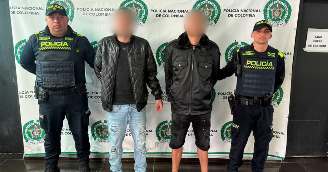 En la foto los dos recapturados junto con los dos policías en Bogotá 