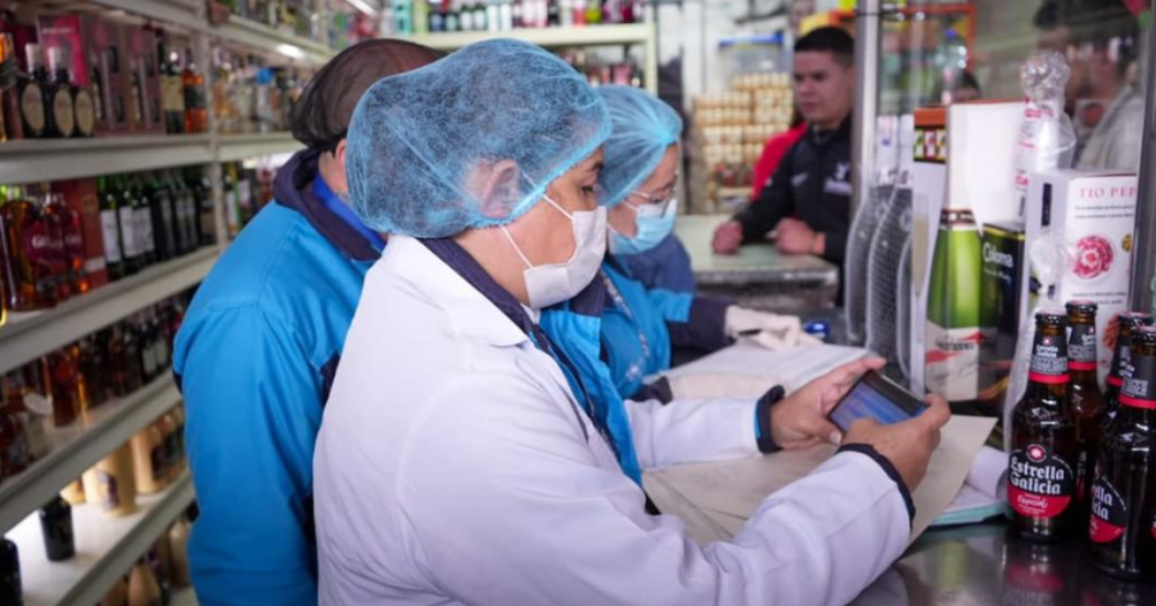 Foto de funcionarios de salud inspeccionan productos en un establecimiento