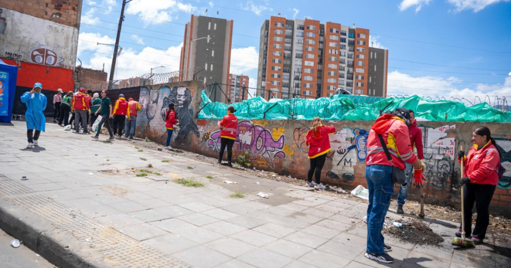 Foto de unos funcionarios del Distrito en una jornada de limpieza