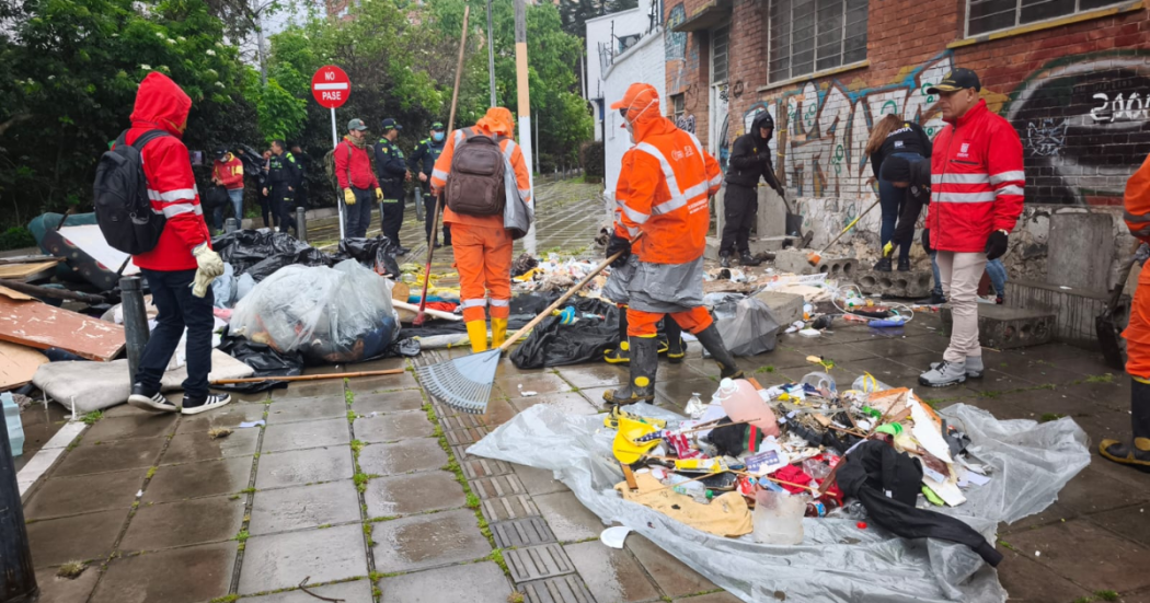 Foto de unos funcionarios del Distrito en una jornada de limpieza 