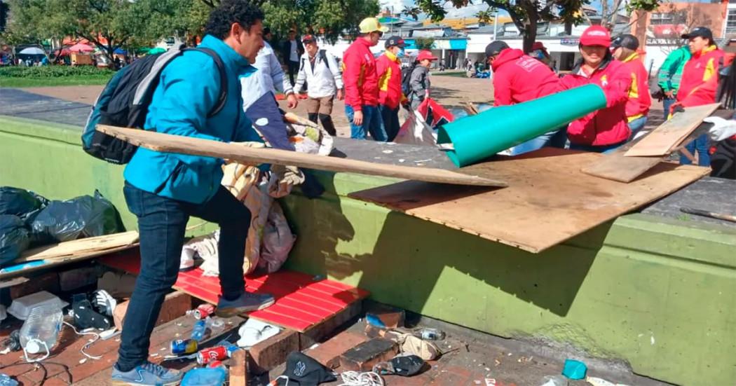 En la foto varias personas y voluntarios en jornadas de embellecimiento en La Plaza España 