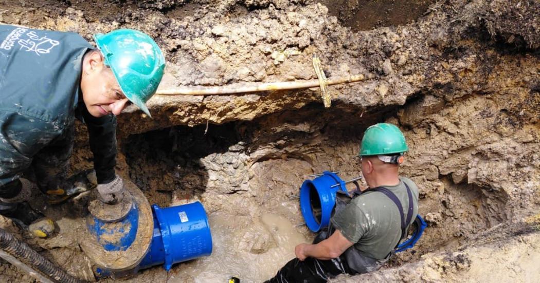 Foto de dos trabajadores del Acueducto en una obra