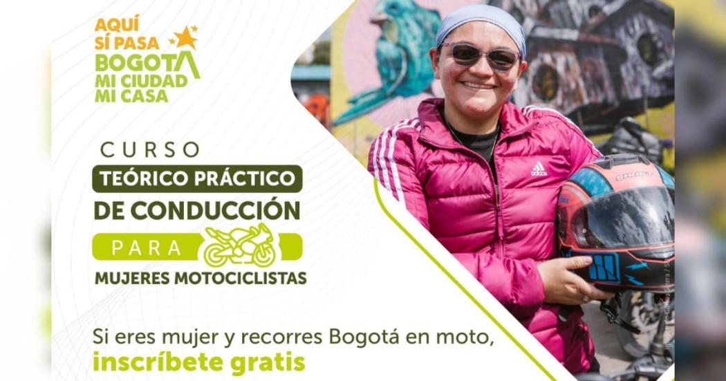 Foto de una mujer motociclista