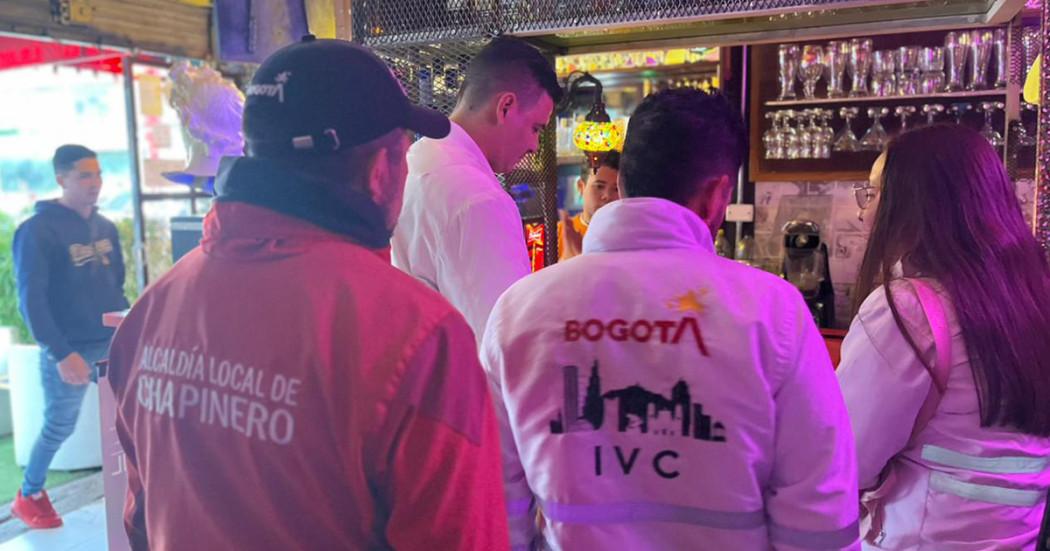 Imagen de funcionarios en una inspección a establecimiento comercial