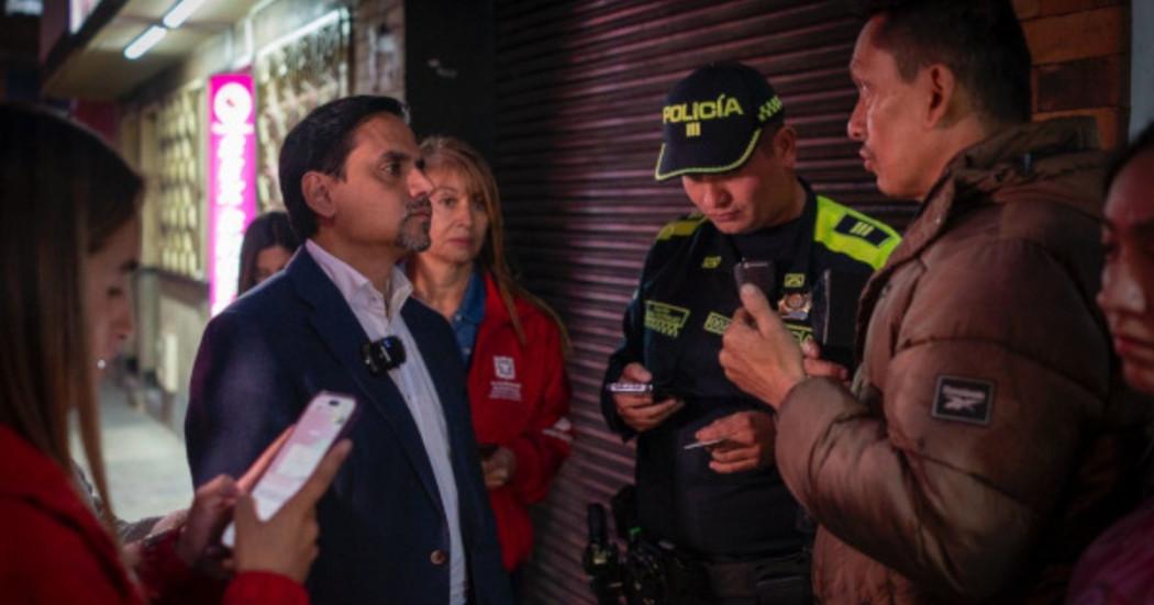 Foto que muestra personas hablando