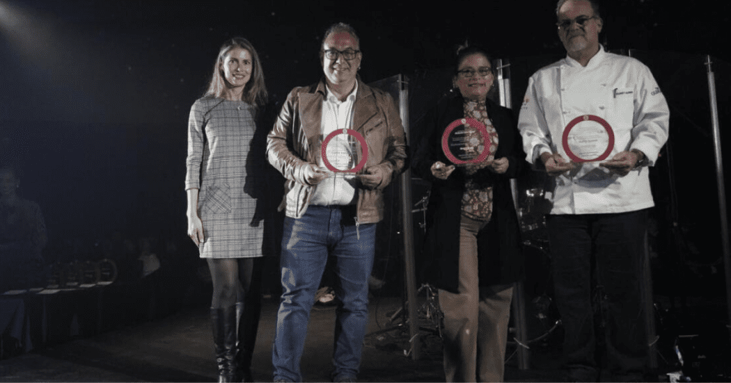 Imagen con los ganadores de Sabor Bogotá mostrando sus trofeos