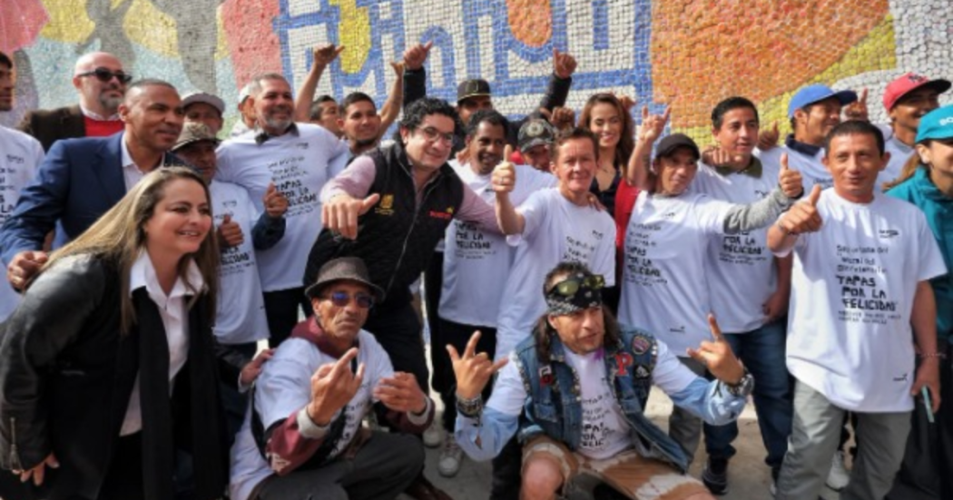 Imagen de los exhabitantes de calle al frente del mural