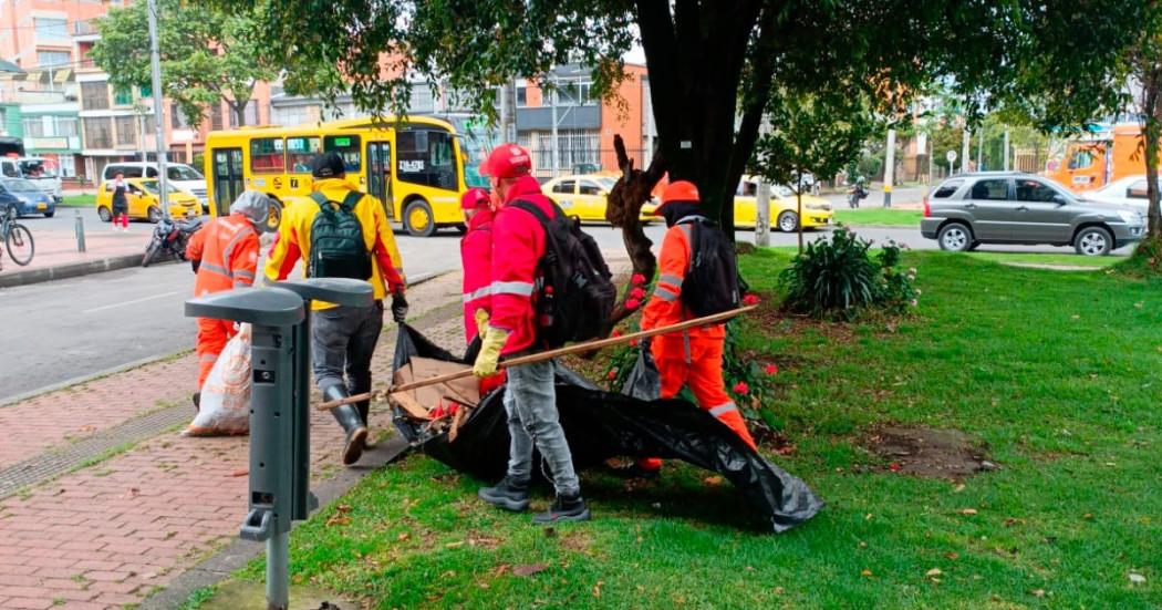 Foto que muestra personas recolectando residuos en un parque