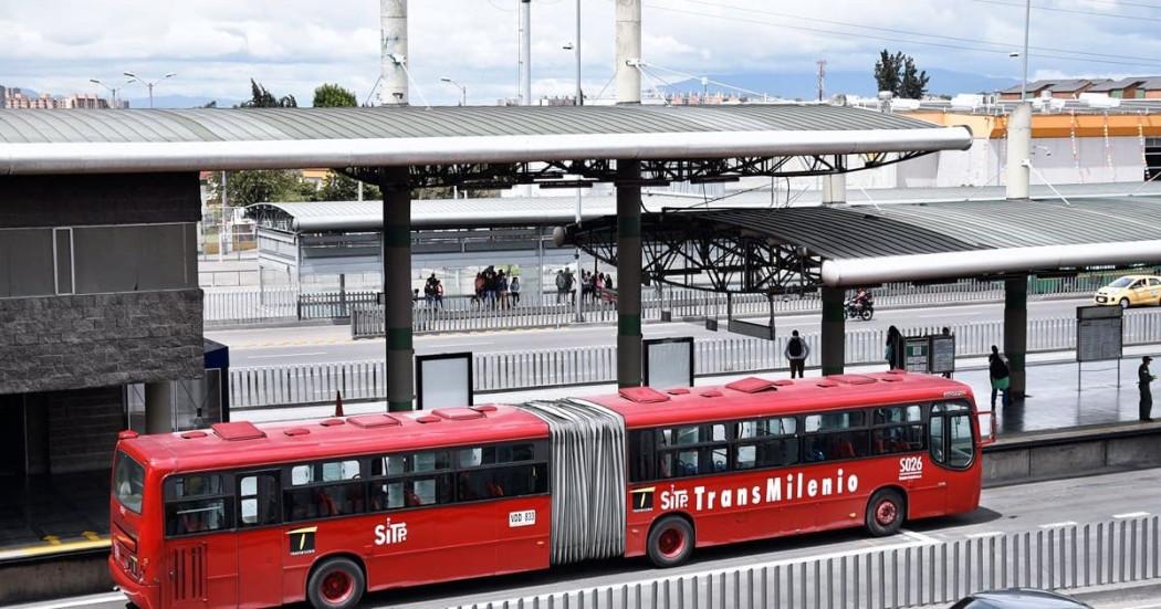Foto de un bus de TransMilenio en una vía troncal de Bogotá