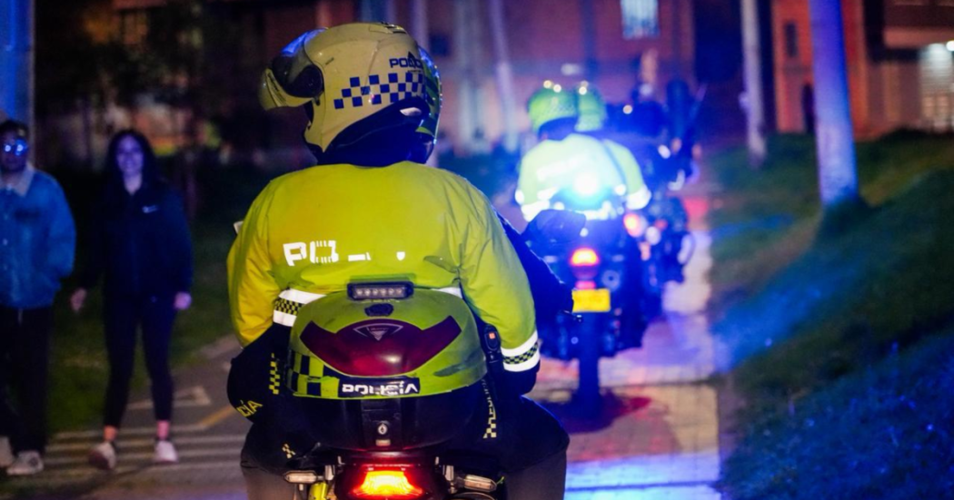 Imagen de un policía en moto