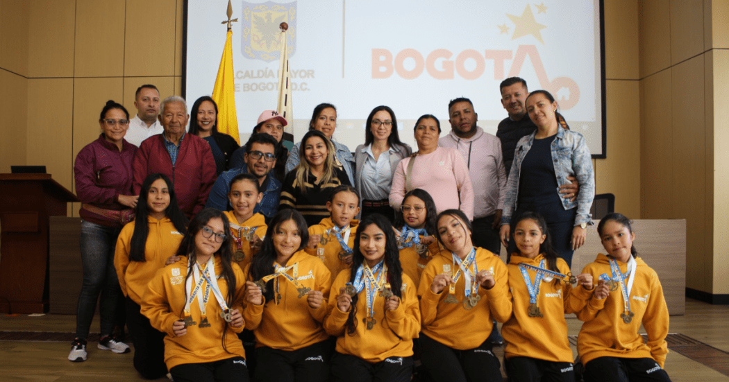 Foto de los participantes del Campeonato Nacional de Patinaje de Velocidad con sus medallas 