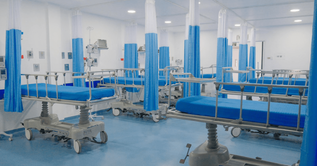 Foto de unas camillas en un hospital de Bogotá