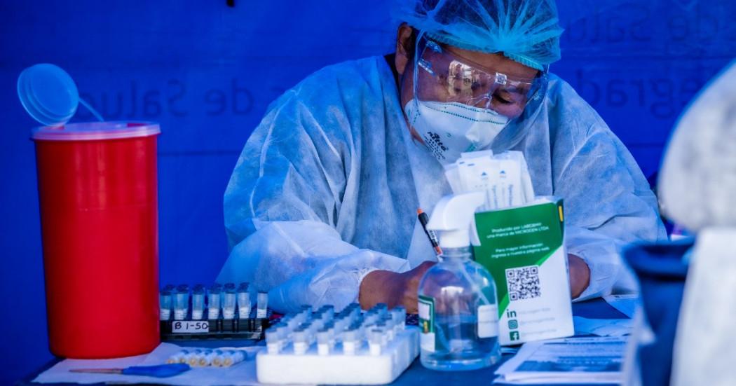 Foto que muestra una enfermera con un tapabocas puesto y escribiendo