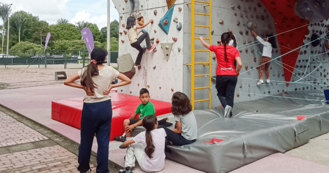 Imagen de niños escalando