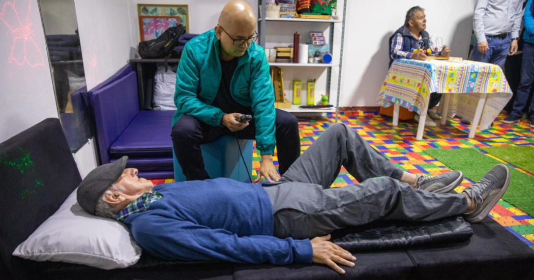 Imagen de una persona mayor probando una cama