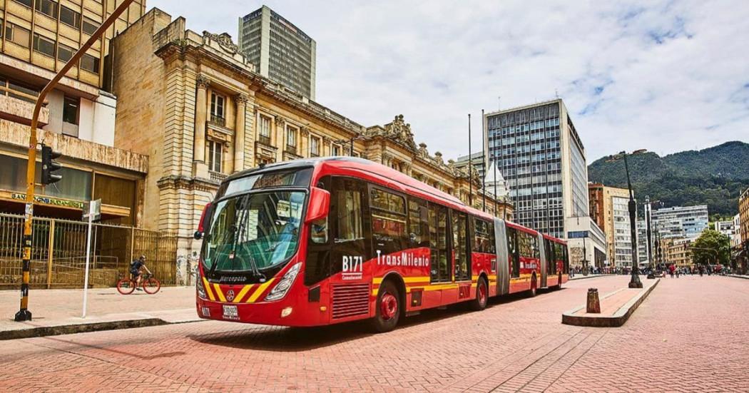 Foto de un bus de TransMilenio en una vía de Bogotá