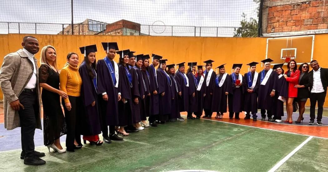 Foto de vendedores informales y comerciantes de Plazas Distritales de Mercado durante la graduación como bachilleres.